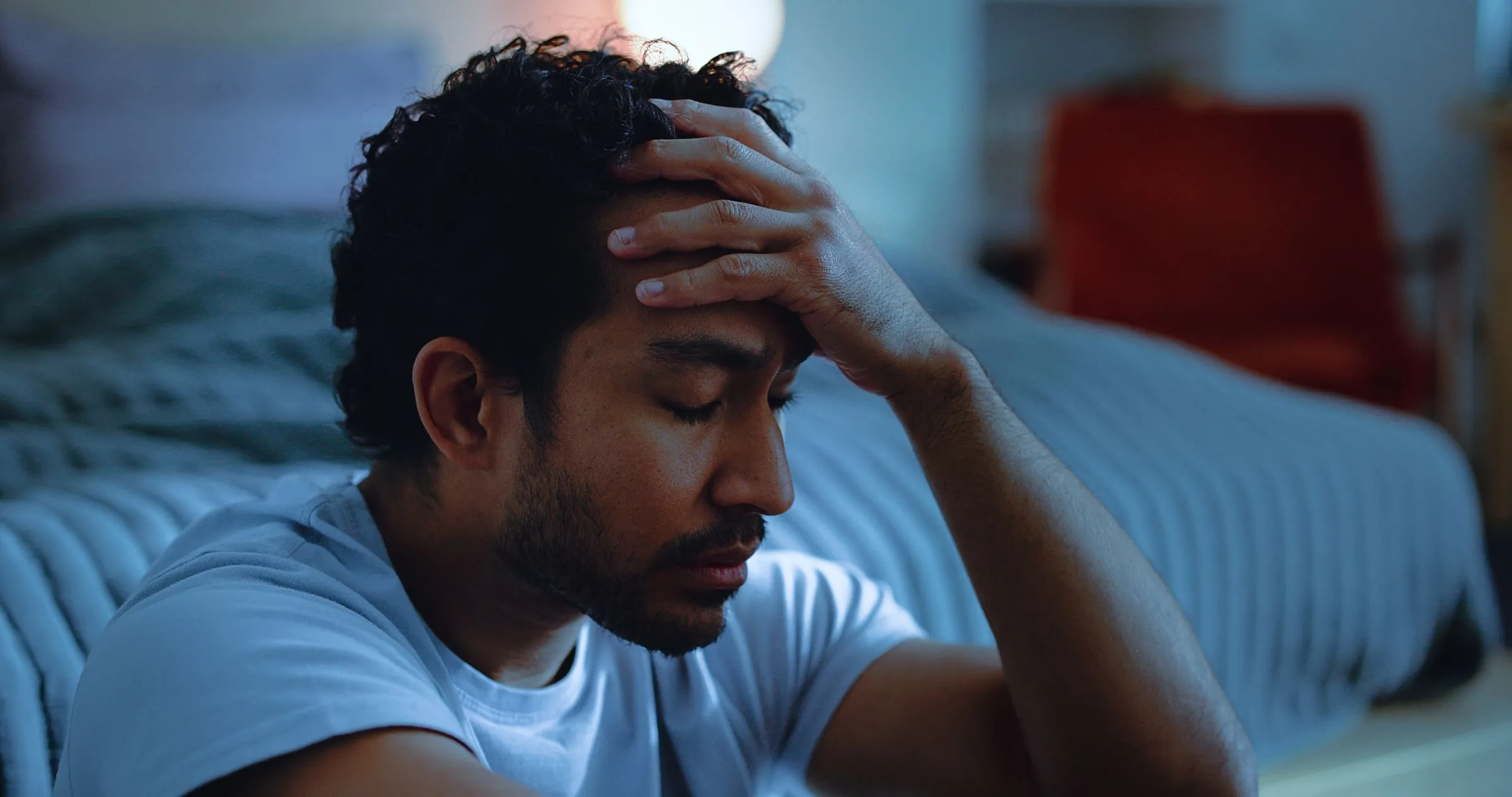 Verzweifelter Mann hält sich Hand an den Kopf